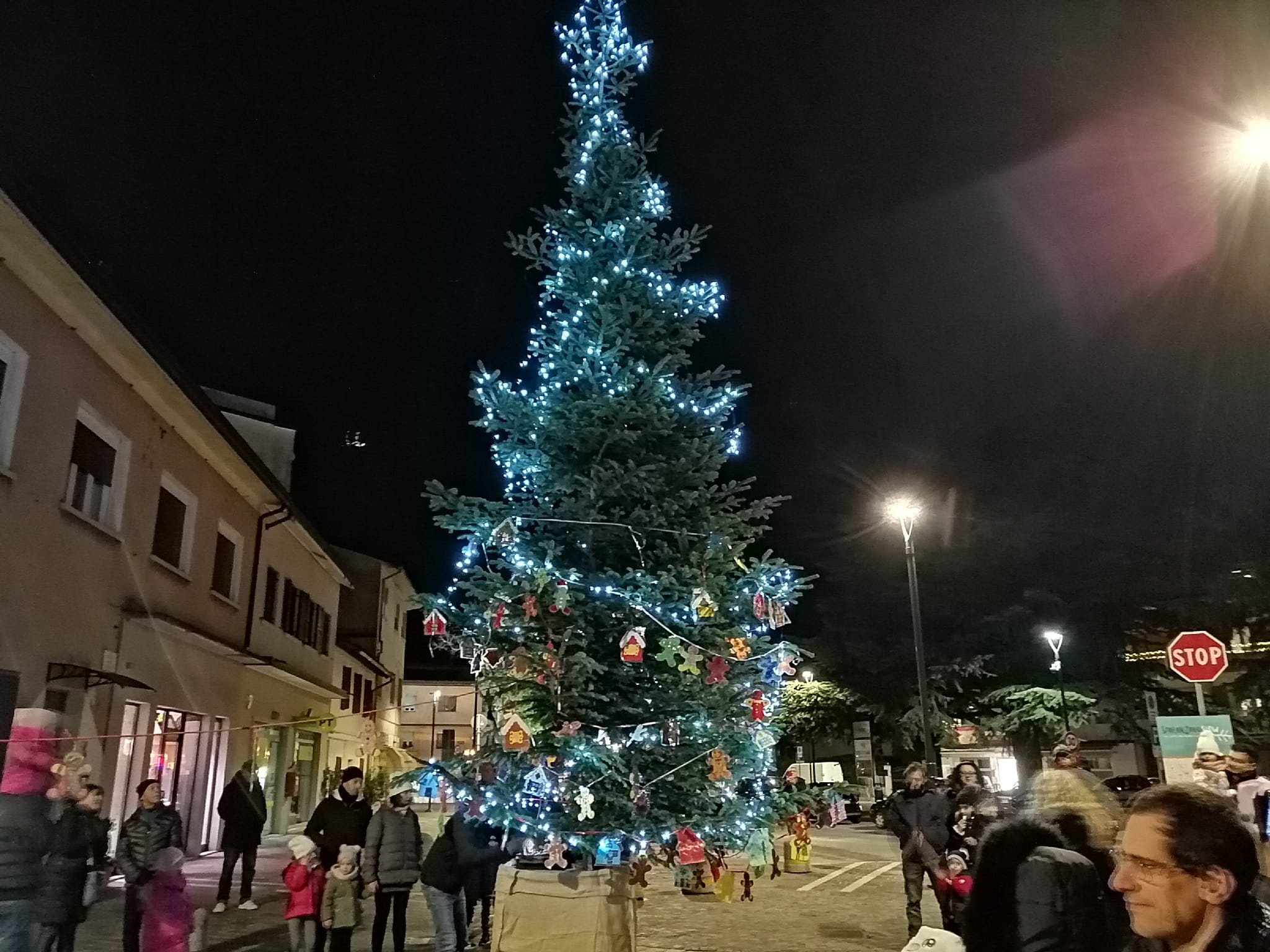 Immagine per Staranzano accende l'albero in piazza con la musica di giovani talenti